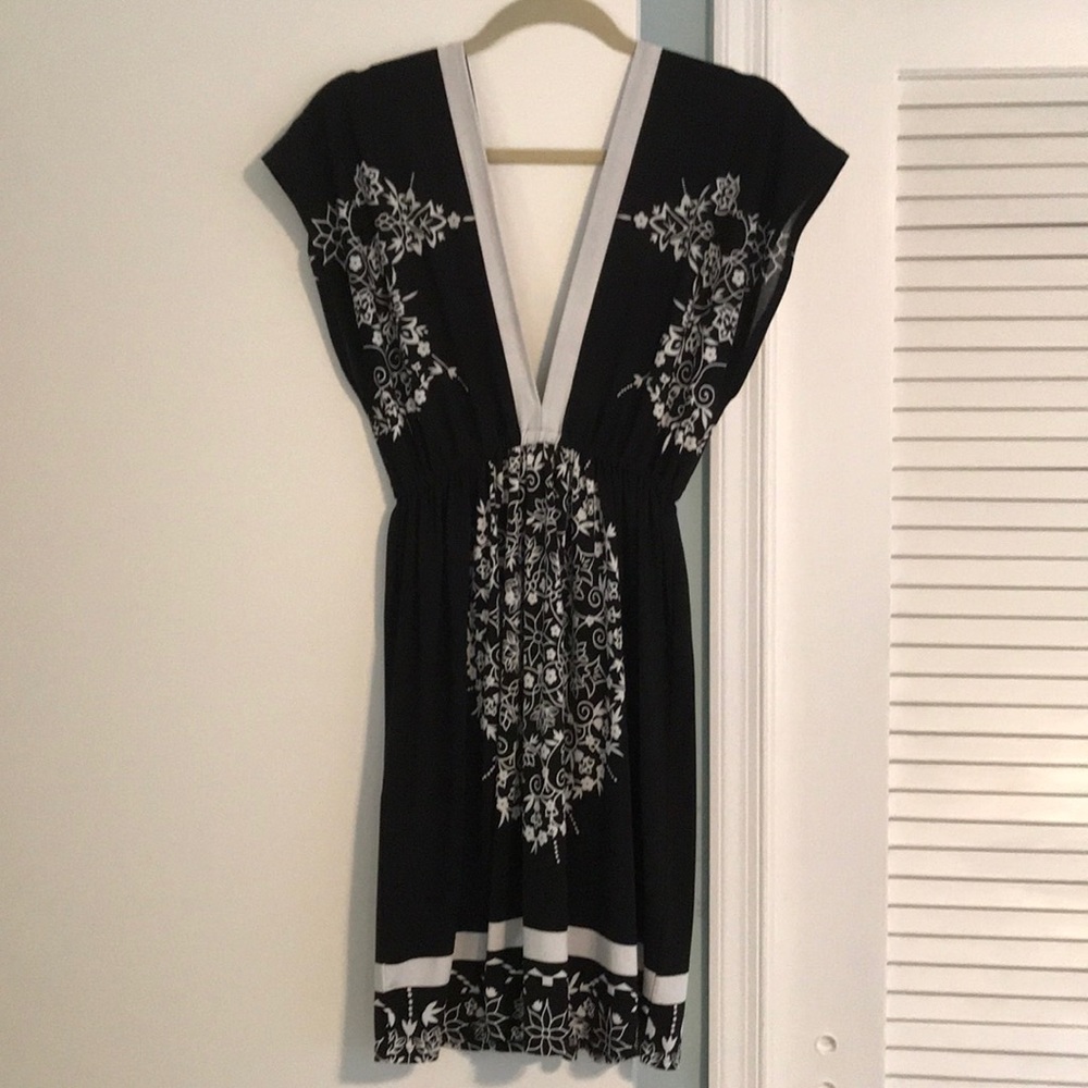 Sleeveless black and white dress
